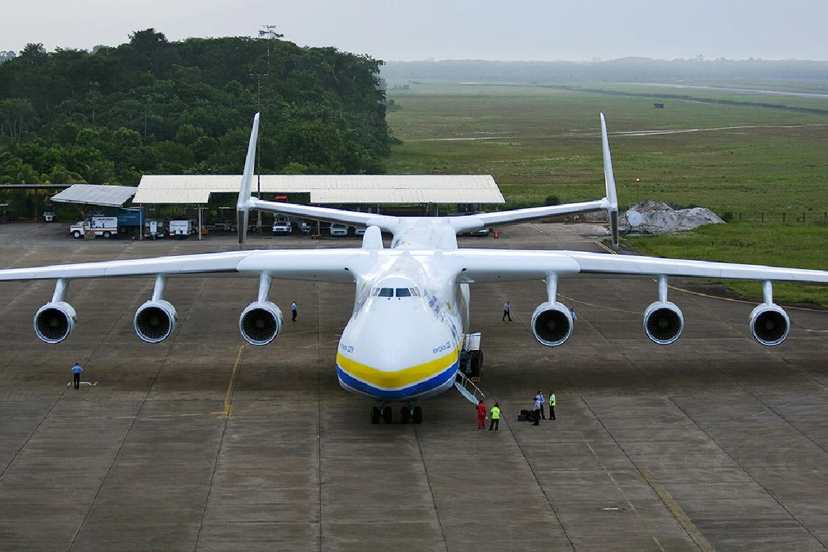 Antonov-An-225-Mriya-002-1200-Wikimedia-commons