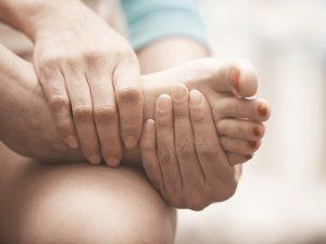 Fmeale_foot_pain-732x549-Thumbnail-1-732x549
